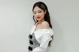 恋情实锤了？权志龙甜蜜探班Jennie，2人合照腻歪又养眼图片