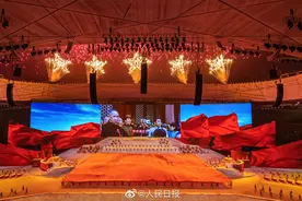 震撼！鸟巢巨型五星烟花配合《开国大典》绽放图片