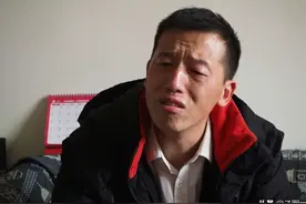 小伙携子北漂求医，父亲去世不能回家奔丧，朝着家乡泣不成声图片