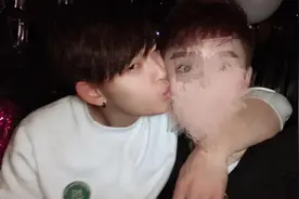 陈翔黑历史被扒，与男性亲密合照亲脸颊，曾不借钱给助理为父治病图片