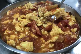 西红柿炒鸡蛋是吃一个“鲜”字，超简单的家庭西红柿炒鸡蛋图片