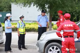 阳信公益组织为高考一线执勤交警送清凉图片