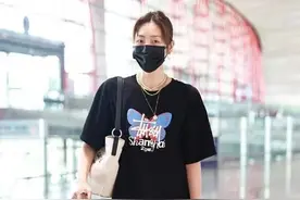 超模也会乱穿衣，刘雯长T恤配碎花裙，178穿出55分，全靠气质取胜图片