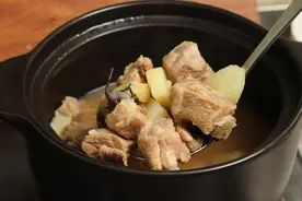 炖排骨时，有人先焯水，有人直接炖，都不对，大厨教你正确做法图片