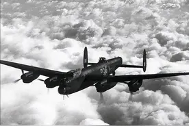 “兰开斯特”重型轰炸机，二战中唯一可挂载10吨炸弹的轰炸机图片