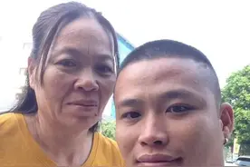 20岁男子打错电话后恋上45岁女子，不介意她离2次婚有4个娃图片