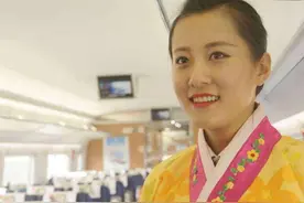 朝鲜姑娘到我国坐高铁，喜欢在高铁上做这件事图片