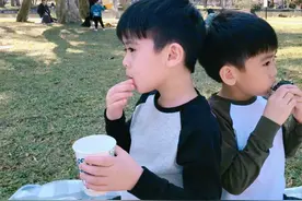 林志颖晒双胞胎儿子！睫毛逆天和爸爸好像，但俩孩子身高相差太多图片