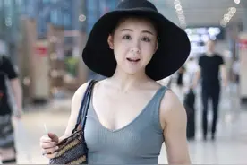 李小萌的肉感身材挺撩人，V领吊带配“擦地裤”，饱满曲线难忽视图片