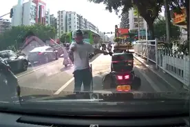 广东一男子当街掏出1米长刀，警方通报：有精神病史已送医院图片