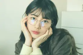 秀智戴眼镜造型似学生妹，穿厚毛衣季节混乱图片