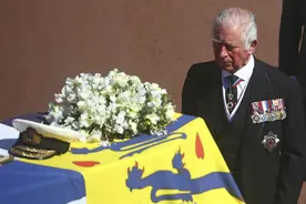 菲利普葬礼细节曝光!女王孤独送别,查尔斯悲伤哭泣,威廉哈里同框图片