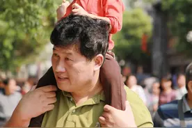 拆迁分了8套房子，我让18岁女儿分一套给3岁的弟弟，她跟我翻脸了图片