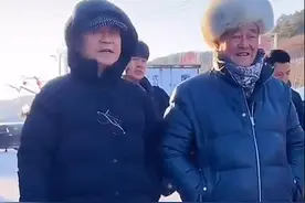 赵本山范伟罕同框，身旁仅2助理穿着朴素接地气，网友：同上春晚图片