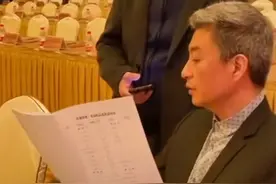 46岁名嘴周炜近况曝光，满头白发太显老，娇妻结婚多年从不做饭图片