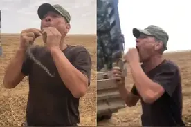 55岁大叔非要表演口吞毒蛇，被蛇咬舌身亡，草原蝰毒性有多大？图片