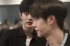 总粘着肖战王一博，片场与男演员勾肩搭背，她是谁红跟谁玩？图片