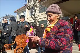 17岁俄罗斯姑娘嫁大20岁山东汉子，唯一的聘礼：向同事借的新被子图片