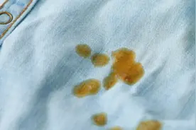 白衣服容易染色弄脏怎么办？放点食盐和小苏打，用水一冲干净如新视频封面