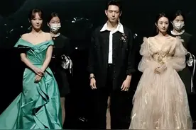 暴露真实身高？杨紫穿平底鞋仍比赵丽颖高，一米八沈腾竟穿厚底鞋图片