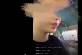 恶心！男子街头直播搭讪多名女孩并求吻：美女，你能让我亲一口吗？图片