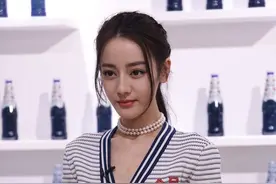 迪丽热巴美得好过分，身着条纹长裤优雅大气，身材不比模特差图片