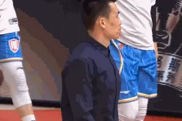 解立彬带队提前离场！翟晓川大声咆哮，他却是北京队最冷静的球员图片