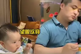 爸爸“欲擒故纵式”喂饭，轻松解决宝宝吃饭难题，宝宝：我自己来图片