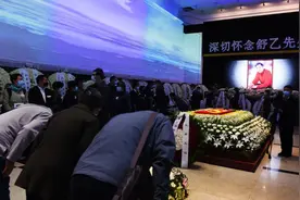 今晨送别舒乙，92岁人艺老演员到场，网友托快递小哥送来鲜花图片