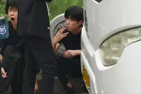 18岁男星人设崩塌，未成年抽烟似老手，吞云吐雾和台前判若两人图片