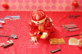 有一种“执着”叫宝宝抓周，两次奔向同一物品，爸爸笑容瞬间凝固图片