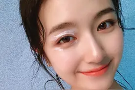 有种大合影叫18中戏表演班，所有女生抿嘴笑，唯独李兰迪与众不同图片