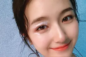 有种大合影叫18中戏表演班，所有女生抿嘴笑，唯独李兰迪与众不同图片