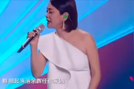 毛阿敏老了唱歌跑调，穿紧身裙肚腩泛滥，不修图就是真实的老人图片