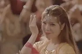 央视新人太惊艳！晚会跳胡旋舞，小蛮腰扭动太妖娆，眼神十分勾人图片