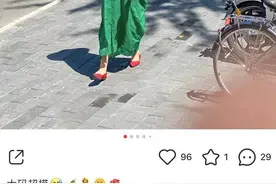 朱珠挺九月巨肚不得闲！胖成大码超模仍气场全开，手脚浮肿得厉害图片