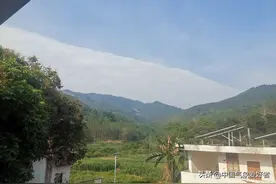 奇特！怪异“阴阳云”现身广西南宁，分析：这是夏天的标志图片