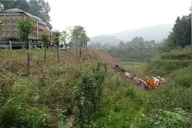 凤冈县一辆货车紧急避险 冲破护栏翻下3米高路坎图片