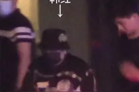韩红深夜罕见现身酒吧！穿着精致身旁小鲜肉相伴，获人开道派头足图片