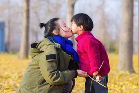 家长户外给孩子拍照如何拍出感觉：不造作越随意越好