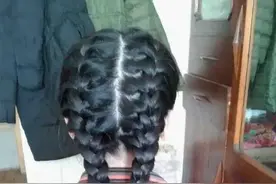 老母亲编头发图片