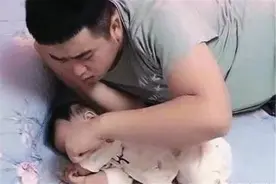“慌张爸爸”火了，惊醒后对孩子摸脚丫、探鼻息，网友：同款老公图片