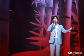 肖战风波后登台献唱状态佳 水湖蓝西装温润儒雅图片