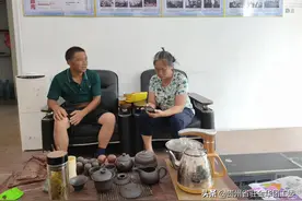 贵州老乡的贴心人，贞丰县鲁容乡驻东阳农民工服务站负责人陆昌斌接待前来寻求帮助的老乡孙忠祥图片