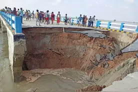 花26亿卢比造了8年时间，印度大桥开通不到一个月，就被洪水冲毁图片