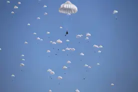 30载，7600小时，他是​“天兵铁翼”的铺路人！图片