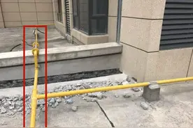 买顶楼送的大露台，根本用不到，上面都是天然气管道，走路绊脚图片