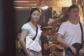 刘奕君携二婚妻子逛古玩市场，女方罕见曝光，样貌普通被指似路人图片