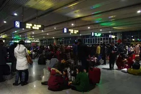 火车硬座和卧铺相差仅一百元，为什么那么多人选择硬座或者硬站票图片
