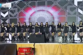 湖北一高校迎新晚会，T台走秀嗨翻全场，网友：这不比招生简章强图片